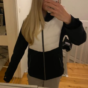 Skidjacka!!🎿❄️ - Säljer min jättesnygga skidjacka från everest som är i jättebra skick! Modellen säljas inte längre. Jackan har en speciell ficka för liftkort och är varm! Skriv om ni har några frågor!! 💕💕kan tänkta mig att gå ner lite i pris vid snabb affär🙌🙌