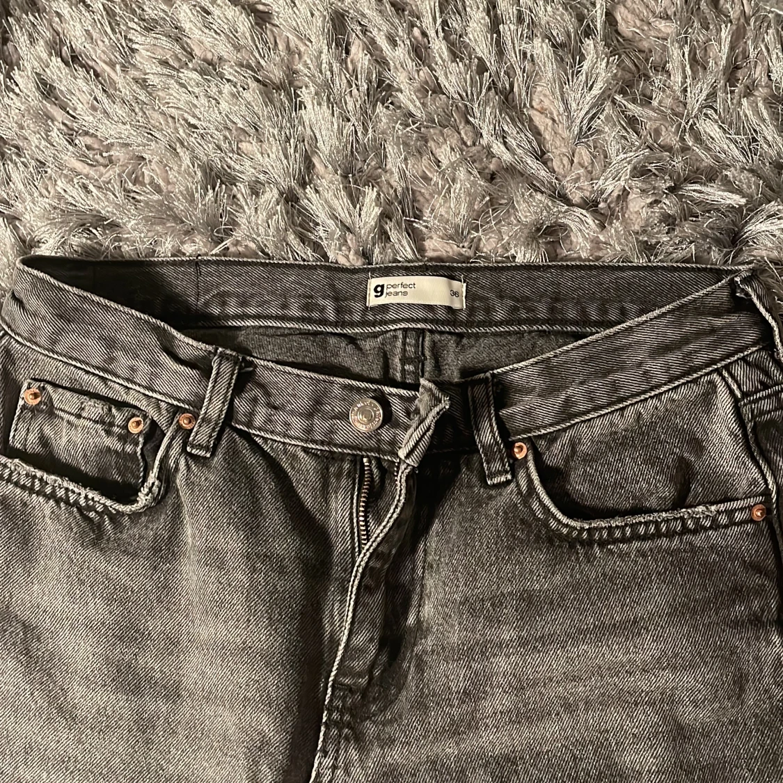 Grå jeans från GinaTricot - 90