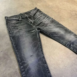 Saint Laurent jeans  - Tjena gör nu en intressekoll på min feta saint Laurent jeans i passform slim. måtten : längd 98 cm  bredd 38 cm. . Kom med prisförslag. Hör av er angående frågor eller vid funderingar.