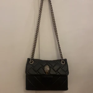 Kurt Geiger väska  - Säljer för 2000 kr eller byter mot annan svart kurt geiger med guld kedja!
