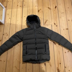 Everest vinterjacka - Väldigt fint skick, använt sparsamt. Säljer då den inte passar mig längre. XS men passar även S perfekt