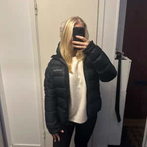 Svart vinterjacka från Peak Performance - Säljer en svart pufferjacka från Peak Performance i storlek S. Jackan är super varm och passar perfekt till både höst och vinter! Använd men i super bra skick😊 Nypris ligger på ungefär 4000kr