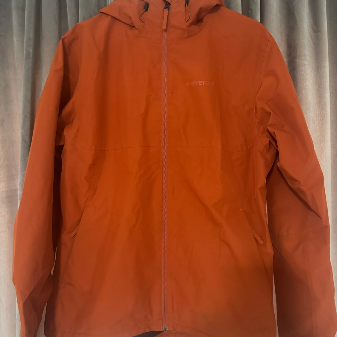 Orange vindjacka från Everest