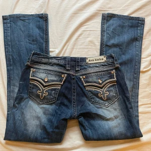 Rock Revival jeans!! - Säljer dessa assnygga Rock Revival jeans då de tyvärr inte kommer till användning. De har coola broderade detaljer på bakfickorna och är i superbra skick!!!💗🙏det är bara att fråga om ytterligare mått eller bilder!!