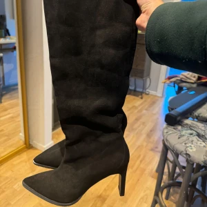 Svarta stövlar med klack - Snygga svarta stövlar från Tiamo, nypris 1100kr. De har en elegant spetsig tå och en hög klack. Perfekta för både fest och vardag under höst och vinter💕💕