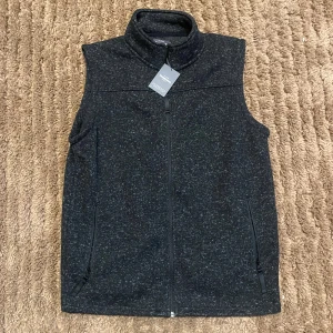 Fleeceväst  - Mycket snygg och trendig väst som är perfekt att ha under jackan nu när de börjar bli kallt! 