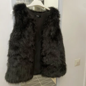 Bikbok - Säljer denna snygga pälsväst från Bik Bok. Den är i super fint skick som ny💕Storlek S!