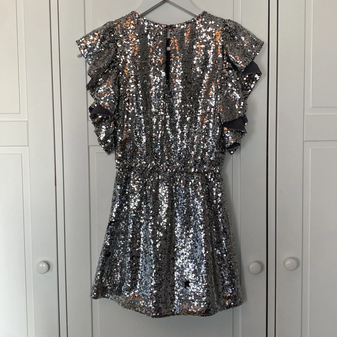 Glittrig silverklänning från How to Kiss a Frog - 92