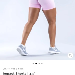Ljusrosa träningsshorts - Rosa shorts från Dfyne, använda 1-2 gånger. Storlek XS och nytt skick. Nypris ca 500kr