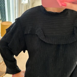 Svart blus från Isabel Marant - Säljer en elegant svart blus från Isabel Marant i storlek M. Bra skick, inte mina bilder 