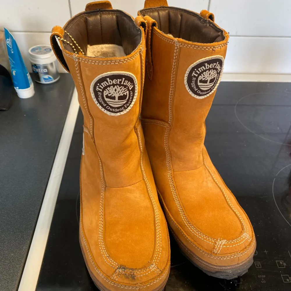 Säljer ett par robusta och snygga bruna Timberland boots Perfekta för höst och vinter med sin slitstarka sula och varma insida. De har en cool logga på sidan och är i mycket bra skick. Perfekta för både stad och natur!. Skor.