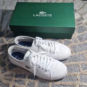 Säljer ett par stilrena vita sneakers från Lacoste i mycket bra skick.. Använt dem 2-4 gånger. Nypris 1200kr