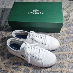 Lacoste sneakers  - Säljer ett par stilrena vita sneakers från Lacoste i mycket bra skick.. Använt dem 2-4 gånger. Nypris 1200kr