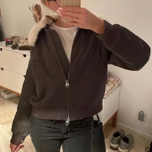 Svart jacka med fuskpäls - Från arket knappt andvönd köpt förra vintern men andvönde ca 5gg den vintern och senan ses har den inte kommit till ans vändning så därför sälje tjat den har för mig att den kostar 1300kr ( 1000-1500kr ) så säljer för 700kr men pris kan såklart diskuteras( kan även mötas upp ”innre” Sthlm ) den är typ uttvättad svart men även en liten grön nyans i pälsen är ej äkta den går även att ta bort lätt så man kan tvätta den änkelt 