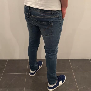 Dondup Jeans George  - Dondup Jeans George! Trendigaste jeansen på marknaden.  Skick= 9,5/10 Ny pris= 4000 kr Säljs för=799 kr