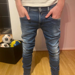 Replay anbass  - Snygga blå replay anbass skick 10/10 inga slitningar storlek 28 men dom är hyperflex så dom kan passa i större storlekar också! Modellen är 182 och väger 70kg hör av er vid minsta lilla fundering! Kan gå ner i pris vid snabb affär 