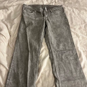 Gråa lågmidjade jeans från Weekday!  - Säljer ett par lågmidjade gråajeans från Weekday  i storlek M. Endast använda en gång. 