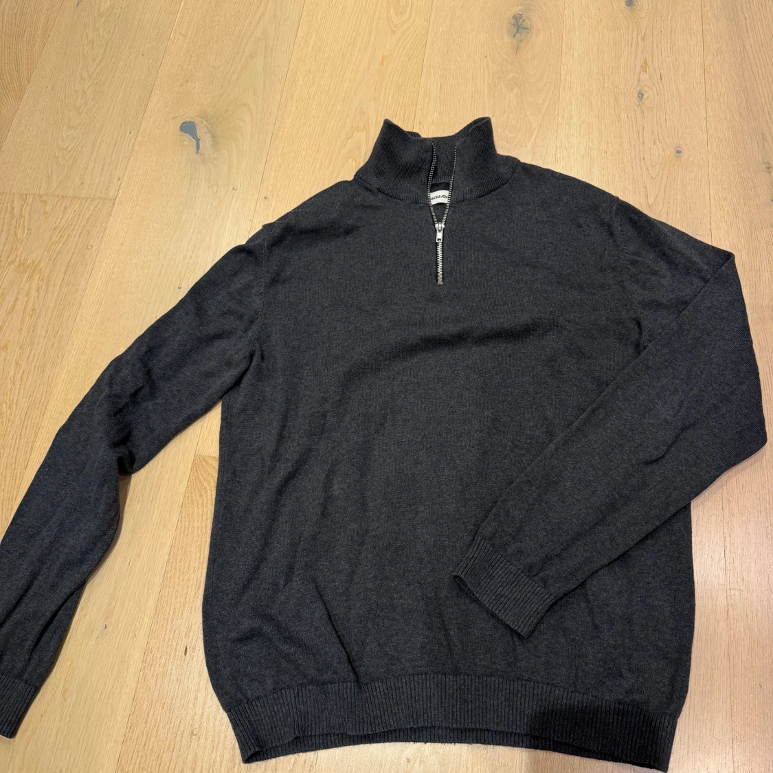 Mörkgrå ziptröja från Jack & Jones strl S
