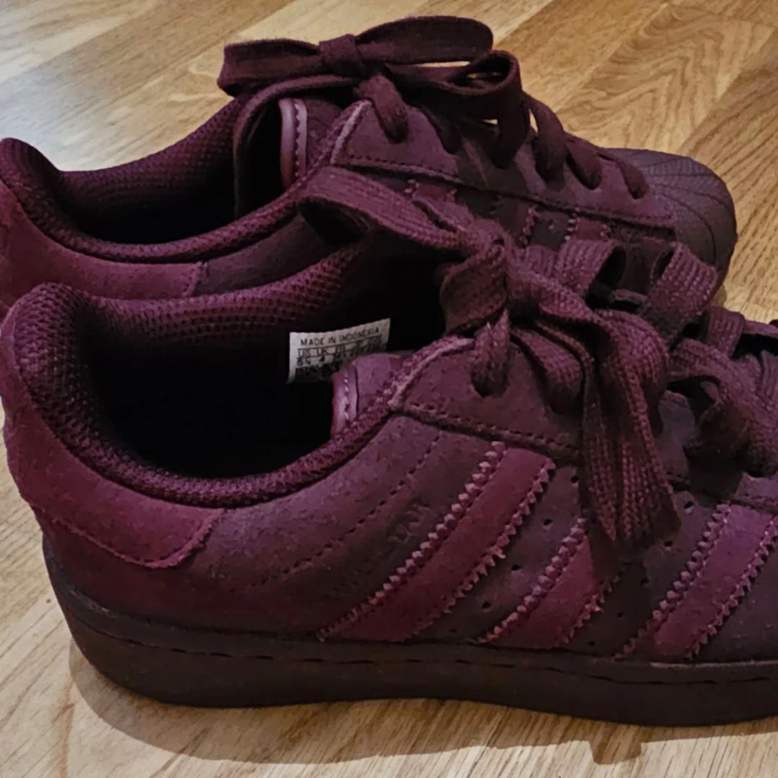 Vinröda sneakers från Adidas - 92