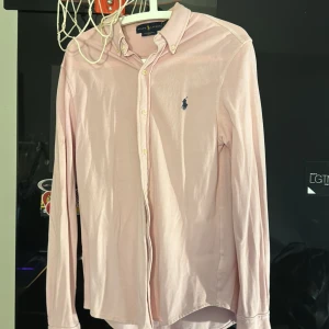 Rosa skjorta från Ralph Lauren - Featherweight mesh RL skjorta.