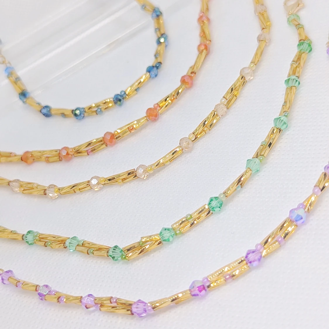 Grönt armband med gulddetaljer - 90