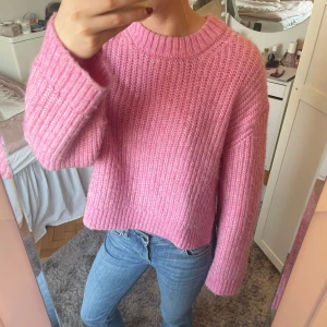 Rosa Gina tröja - Säljer nu denna fina rosa tröja från Gina!!🥰🥰Använd endast fåtal gånger, som ny!❤️❤️ Den är i XS men passar även S! Kolla in min profil för fler tröjor!