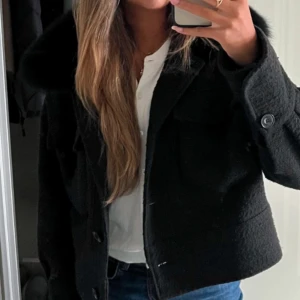 Svart pälsjacka - Säljer min snygga trendiga meotine jacka, ena knappen på fickan har lossnat❤️