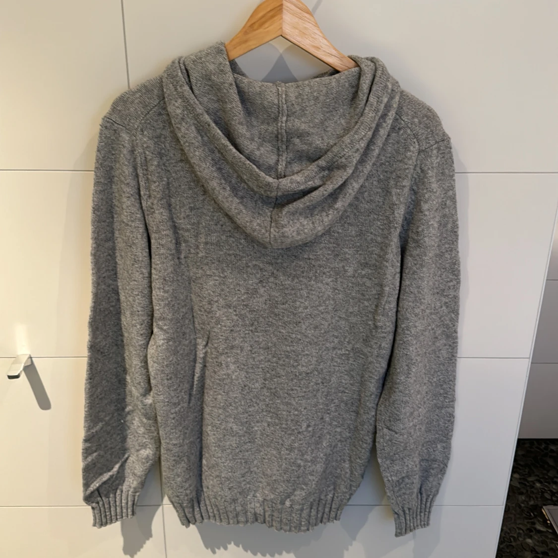 Grå stickad hoodie från Dressmann - 90