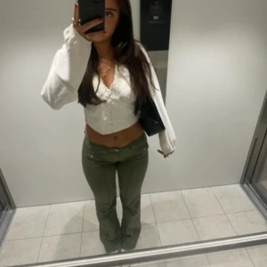 Gröna hm jeans! - Säljer mina skitcoola gröna hm jeans med låg midja och bootcut. Tyvärr kommer de inte till användning, och är i jättefint skick!