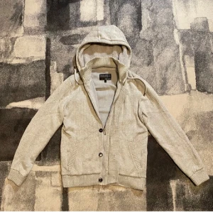 Cardigan jacka/hoodie - Riktigt fet fodrad cardigan, hoodien är i väldigt fint skick och har stor efterfrågan, hör av dig om de skulle vara något!🤞