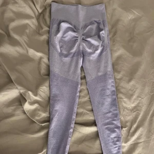 Lila leggings med scrunch-detalj - Snygga lila leggings med hög midja och scrunch-detalj bak.Materialet är stretchigt och bekvämt. Bild 2 ser man färgen på dem lite bättre, dem är ändast testade💗