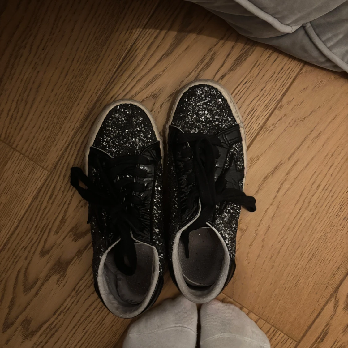 Svarta glittriga sneakers med snörning