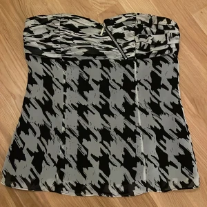 Cool bandeau topp - SÅÅ snygg bandeau topp med coola detaljer som säljs då den tyvärr är för stor för mig som bär xs!💕💕helt perfekt nu inför nyår eller bara vanlig utgång