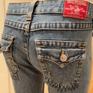 True Religion lågmidjade jeans - True Religion lågmidjade bootcut jeans. Innerbenslängd: 70cm.                                Midjemått rakt över: 37 cm.                           Perfekt skick. Frågor är varmt välkomna💗