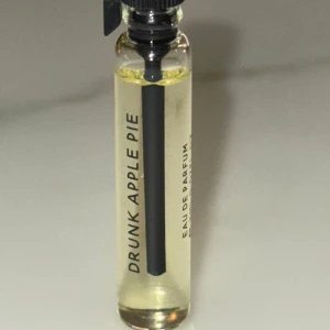 Essnce sample "Drunk apple pie"  - HELT oöppnat sample av Essnce parfym "Drunk apple pie". En varm och kryddig doft perfekt för vintern, som en knäckig äppelpaj