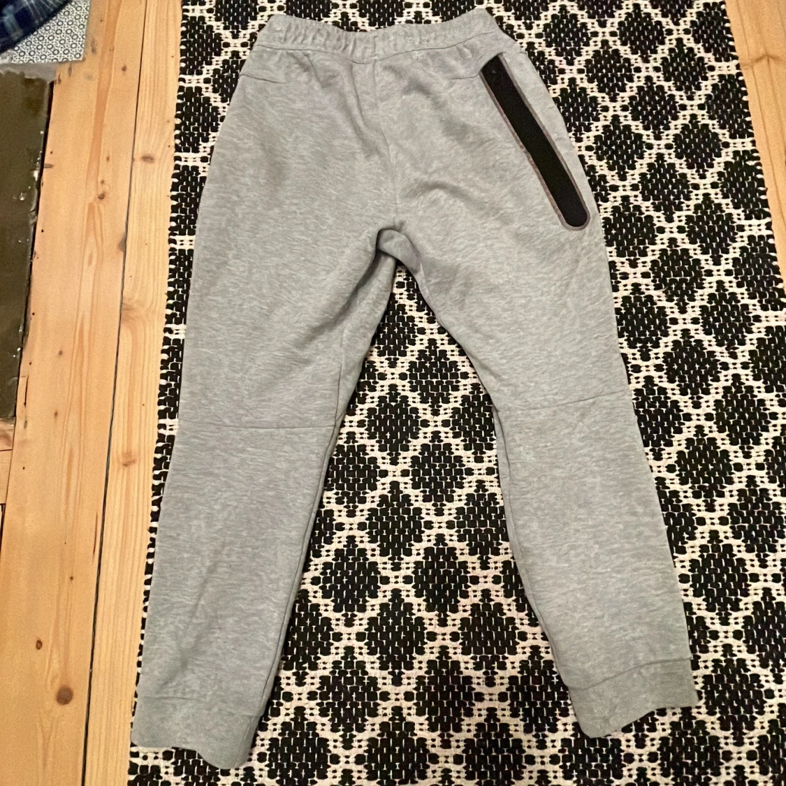 Grå nike tech mjukisbyxor - 91