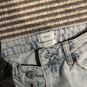 Ljusblå jeans från Grunt - Säljer ljusa jeans från grunt. Passar mig perfekt och jag är runt 160 och har level 7,5 gyatt. De är i helt perfekt skick. Tvättade max 2 ggr. Skriv om du vill diskutera pris. Köpta på kidsbrandstore för 599kr