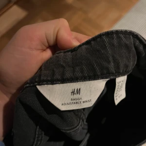 Svarta straight/baggy jeans från hm - Säljer svarta jeans från hm. Passar mig perfekt. Är 160 och har level 7,5 gyatt. Köpta på hm och kostade 200kr. Skriv om du vill diskutera pris.