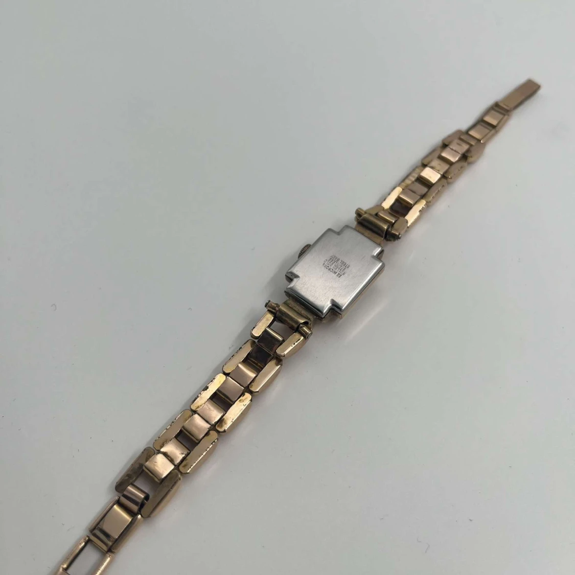 Elinor - Elegant guldfärgad klocka - 2