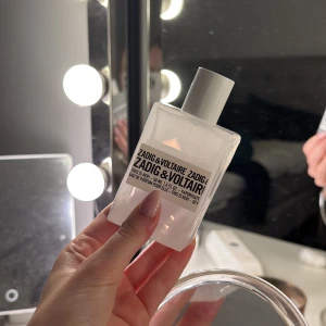 Zadig & Voltaire 'This is Her!' Eau de Parfum - Säljer en elegant och stilren parfymflaska från Zadig & Voltaire. 'This is Her!' är en Eau de Parfum med en volym på 50 ml. Skulle säga att de cirka är 70% kvar! Ny pris 995kr