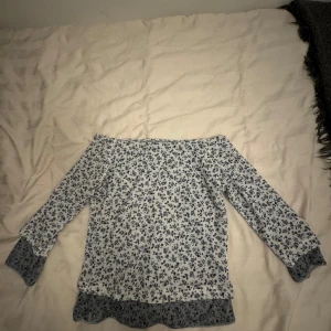 Blommig offshoulder topp från P.S. Company - Säljer en jätte söt blommig offshoulder topp från P.S. Company 🙌