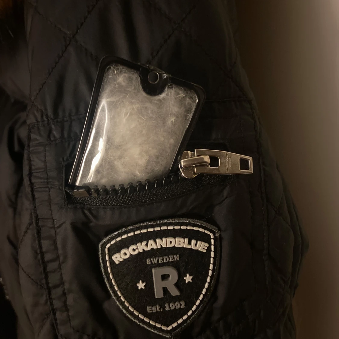 Svart dunjacka med päls från Rockandblue - 92