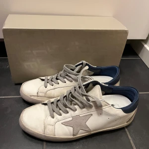 Golden Goose skor - Säljer dessa feta Golden Goose då dom inte används längre. Storlek: 42. Skick 6,5/10. De är lite slitna vid hälen. Har limmat för att det ska hålla bra. Pris kan diskuteras vid snabb affär. Skriv vid frågor!