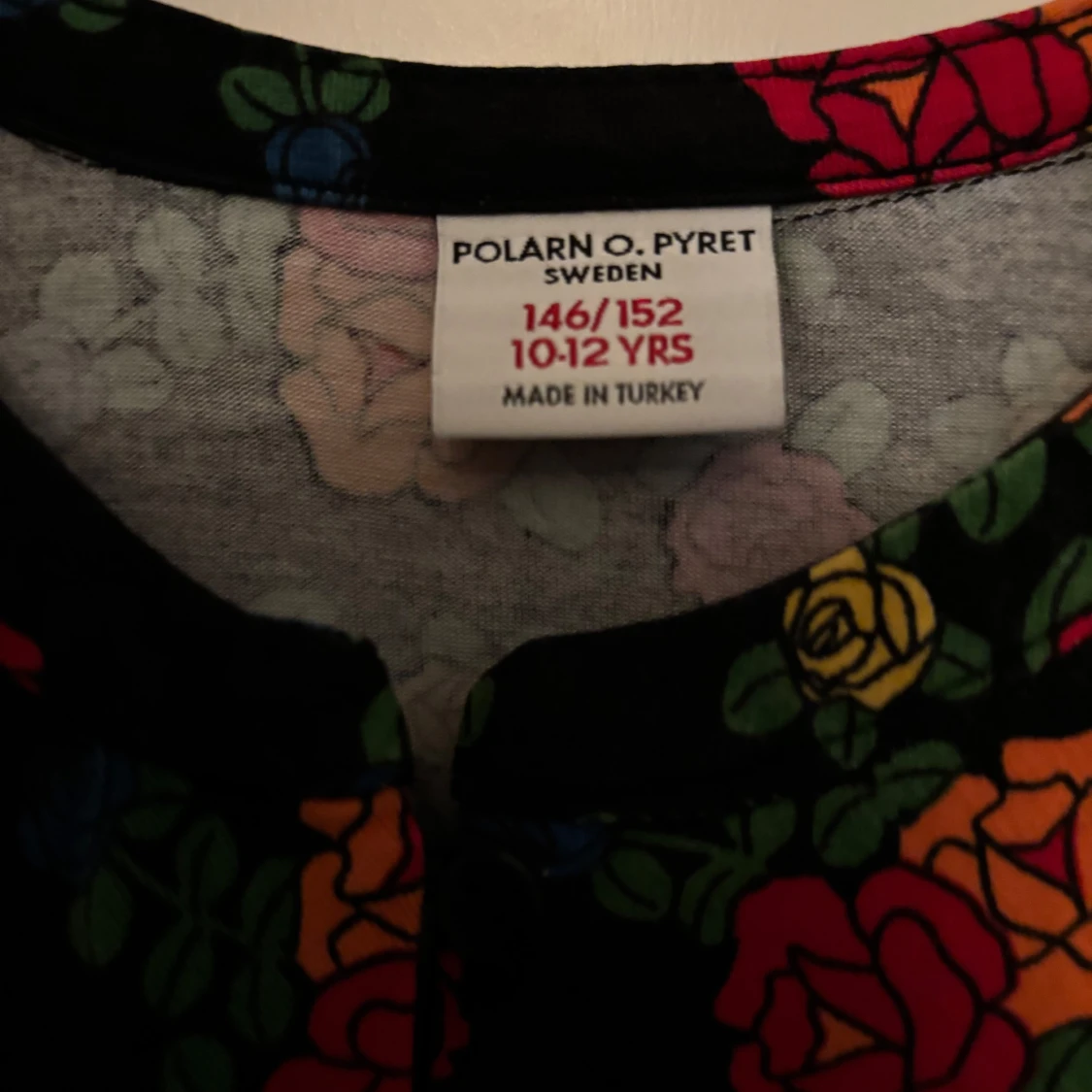 Svart tröja med blommigt mönster från Polarn O. Pyret - 92