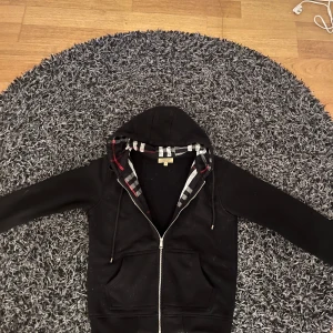 Burberry Hoodie - Säljer nu min sköna burberry hoodie som jag inte använder längre. Den är perfekt till vintern då den är tjock och varm. Den har inga skador och är nytvättad. Priset är inte hugget i sten och om du har frågor, fråga på! 