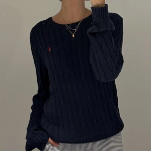  Stickad tröja från Ralph Lauren -  Stickad tröja från Ralph Lauren med det klassiska rosa logotypbroderiet på bröstet. Första bilden är lånad. 