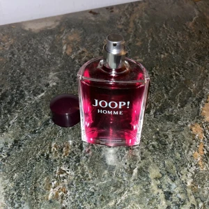 Joop! Homme Parfym 125ml - Säljer en flaska Joop! Homme parfym med en djärv och maskulin doft. 125ml endast använd 1 gång