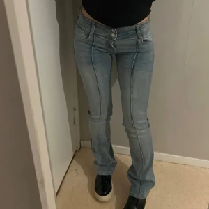 Trendiga Bershka jeans!  - Snygga lågmidjade bootcut jeans med söm framtill! Använda fåtal gånger och är därför nyskick 🙌🏽. I storlek 32 men skulle även passa 34. Enda defekten är att de är något ”nertrampade” nertill, men inget som man tänker på❣️skriv för frågor