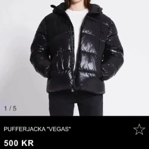 Svart pufferjacka 'Vegas' - Snygg svart pufferjacka 'Vegas' från lager157 med dragkedja och huva. Har en liten defekt som man inte ser eller tänker på. Kom privat för fler bilder💕💕🎀🎀