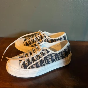Dior sneakers - Snygga sneakers. Skorna är inte äkta men ända synliga skillnaden är den vita istället för den svarta stjärnan undertill. Har använt skorna en gång då de var för små för mig. 